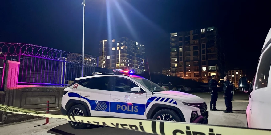 Silahlı saldırı sonrası karakol önünde kan aktı: 2 kişi bıçaklandı