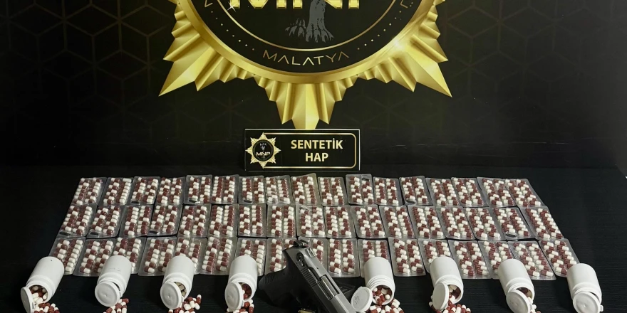 Sokak Satıcılarına Yönelik Operasyonda Sentetik Ecza ve Tabanca Ele Geçirildi