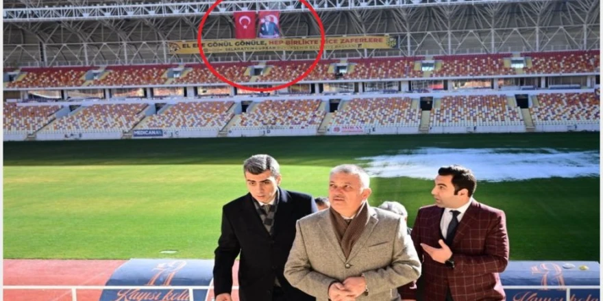 Stadyuma Atatürk ve bayrak asıldı