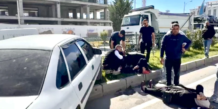 Tırın Sıkıştırdığı Otomobil Kaza Yaptı; 2 yaralı