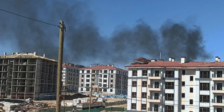 TOKİ şantiyesinde molozların yakılmasıyla gökyüzü karardı