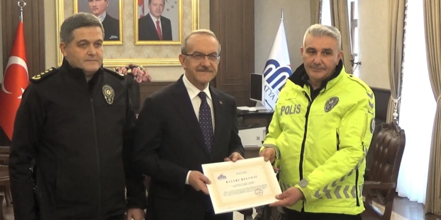 Tribünde Vicdan Kazandı: Üşüyen Çocuğa Çorabını Veren Polise Başarı Belgesi