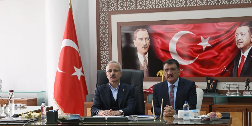 Ulaştırma ve Altyapı Bakanı Abdulkadir Uraloğlu Büyükşehir Belediyesini ziyaret etti