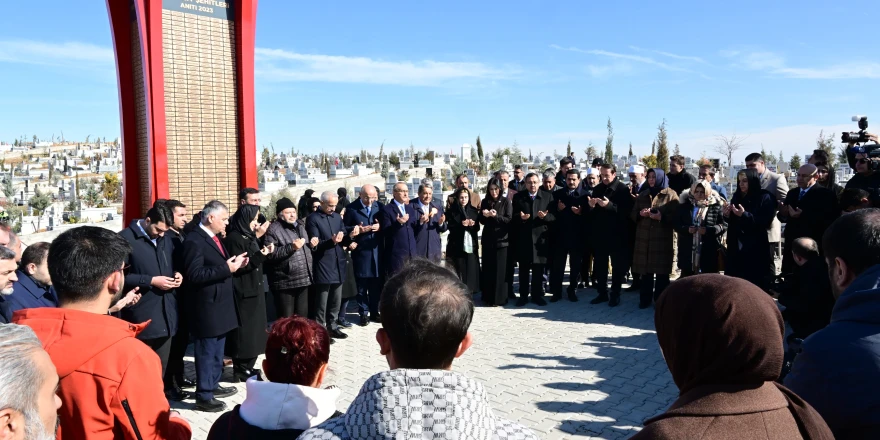 Ulaştırma Ve Altyapı Bakanı Abdulkadir Uraloğlu Deprem Şehitliğini Ziyaret Etti