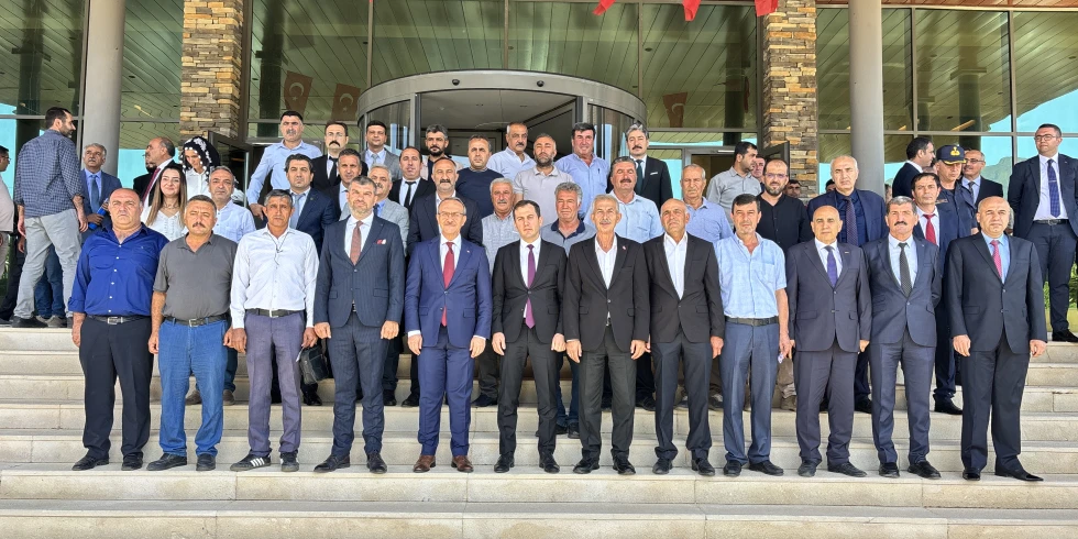 Vali Seddar Yavuz Arapgir’de muhtarlarla buluştu
