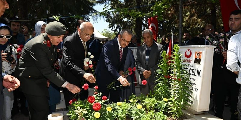 Vali Yavuz, Arefe Günü Şehitliğimizi Ziyaret Ederek Şehit Aileleriyle Bir Araya Geldi