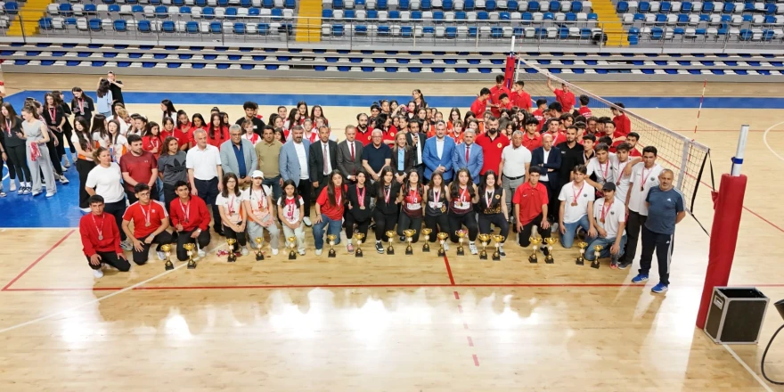 Voleybol'da Kupalar Sahibini Buldu