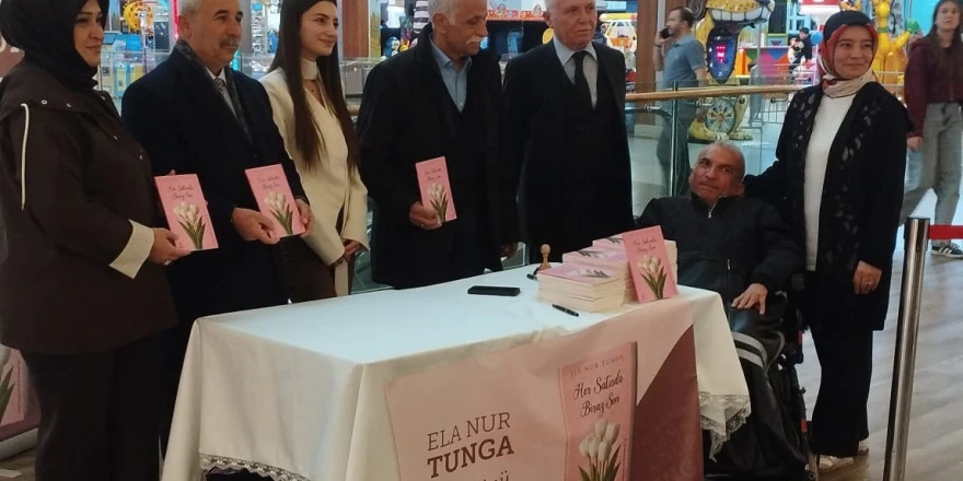 Yazar Ela Nur Tunga’ın imza standına yoğun ilgi