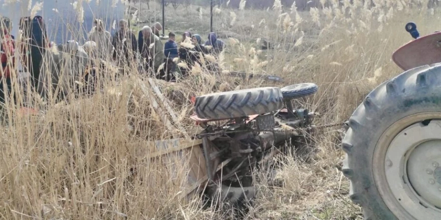 Yazıhan’da Traktör Kanala Devrildi: 2 Yaralı