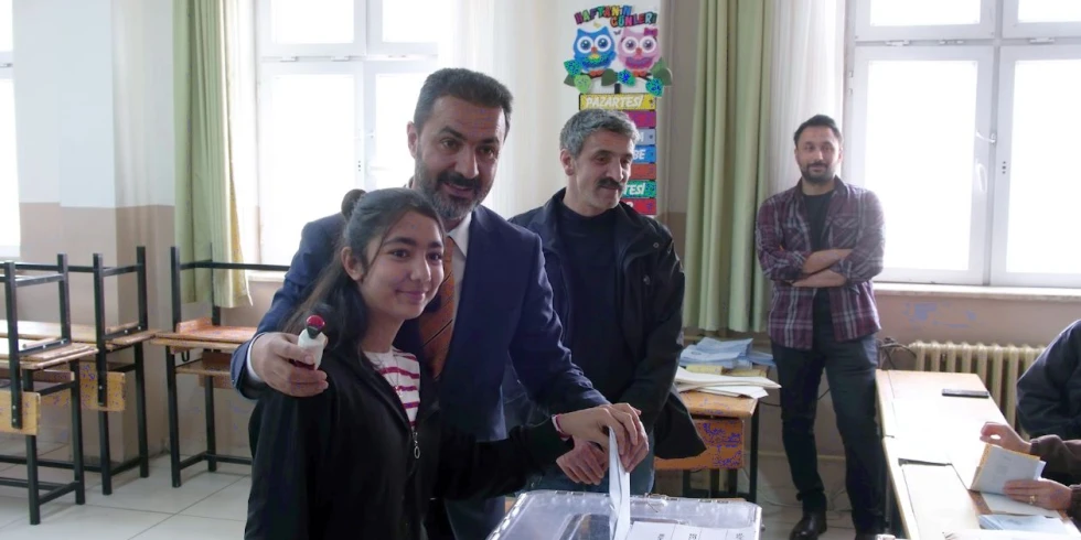 Yeniden Refah Partisi Malatya Büyükşehir Belediye Başkan Adayı Bilal Yıldırım, oyunu ailesi ile birlikte kullandı.