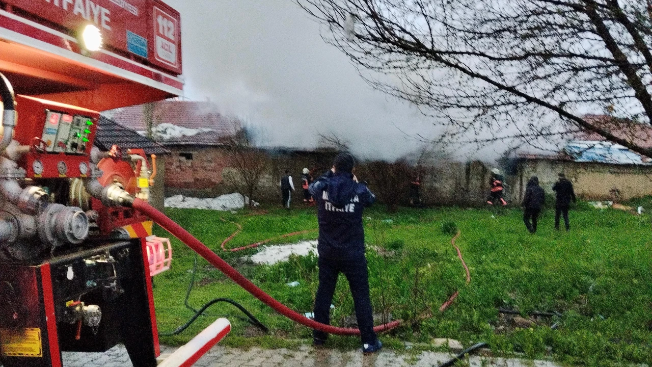 Yeşiltepe’de Depo Yangını Paniğe Neden Oldu