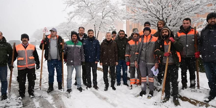 Yeşilyurt Belediyesi Ekipleri, Kar Yağışına Hızla Müdahale Ediyor