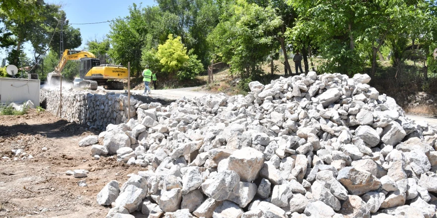 Yeşilyurt Belediyesi, Şahnahan’da Yol Güvenliği İçin Taş Duvar Çalışması Yapıyor