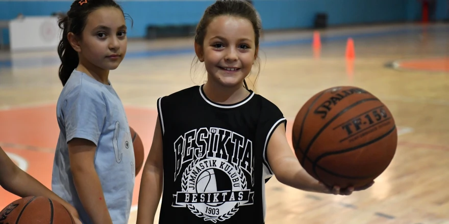 Yeşilyurt Belediyesinin Basketbol Kursu, Miniklere Neşe ve Enerji Getiriyor!