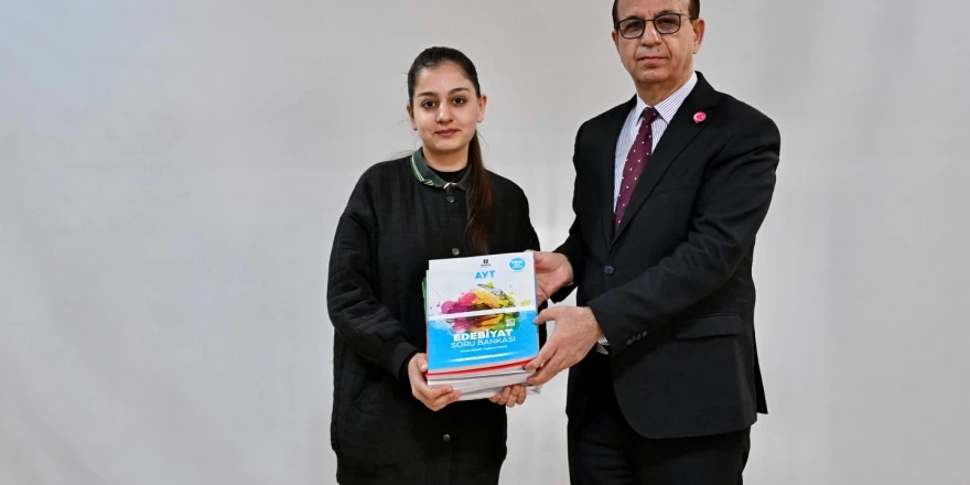 Yeşilyurt Belediyesi’nden Öğrencilere “TYT-AYT” Kaynak Kitap Desteği!