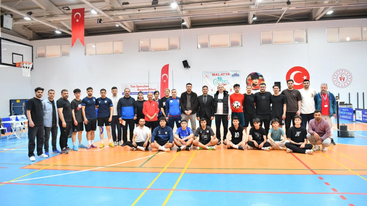 YEŞİLYURT BELEDİYESİ 3. AYAK TENİSİ TURNUVASI COŞKULU BAŞLANGIÇLA START ALDI