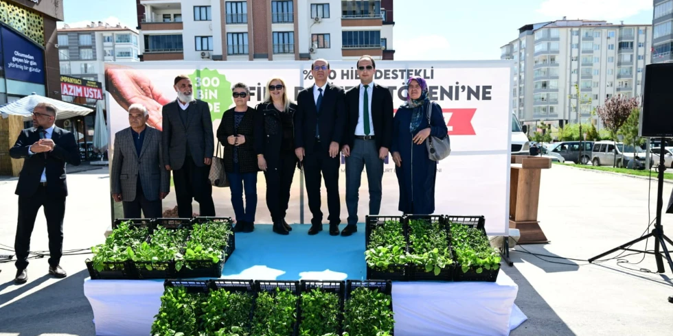 Yeşilyurt Belediyesi’nden Tarıma Büyük Destek: 300 Bin Sebze Fidesi Çiftçilere Dağıtıldı