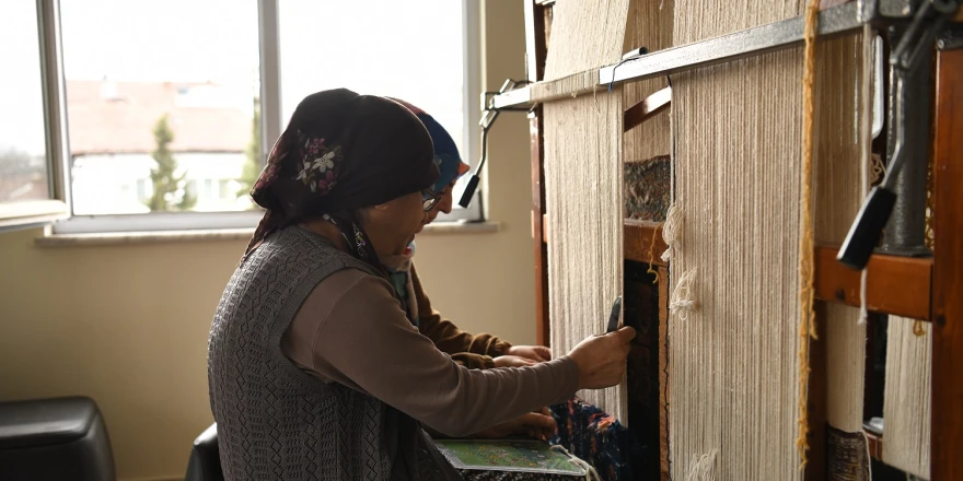 Yeşilyurt’lu Kadınlar, Geleneksel Halı Dokumacılığını Yaşatıyorlar
