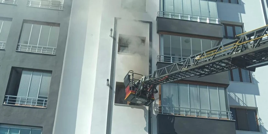 Yeşilyurt’ta 10 katlı apartmanda yangın