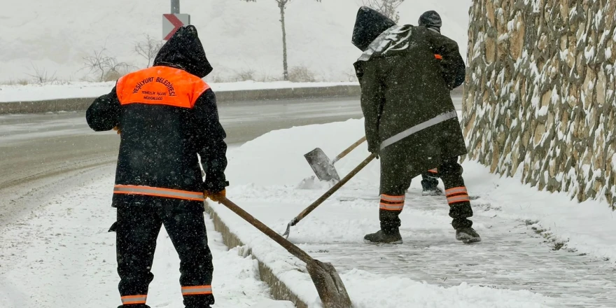Yeşilyurt’ta Karla Mücadele Aralıksız Sürüyor!