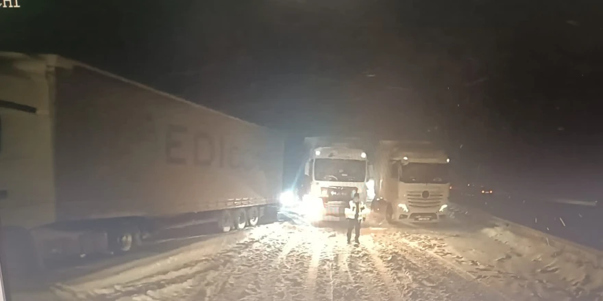 Yoğun Kar Yağışı Uyarısı: Karayolları 24 Saat Sahada Olacak