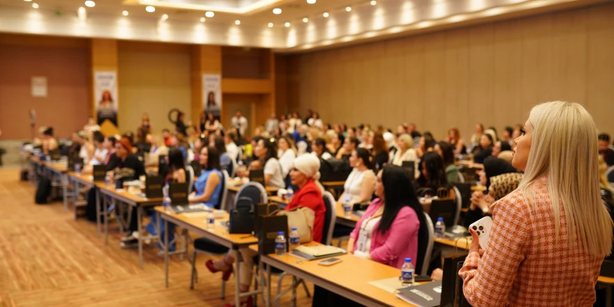 Yüzünüzdeki İmzayı Riske Atmayın: Cansu Durkun’dan Kalıcı Makyajda Hayat Kurtaran 5 Altın Kural!