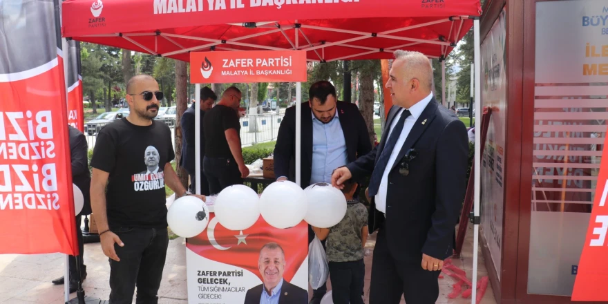 zafer partisi 19 mayıs’ta çelenk bıraktı, çocuklara bayrak ve balon dağıttı