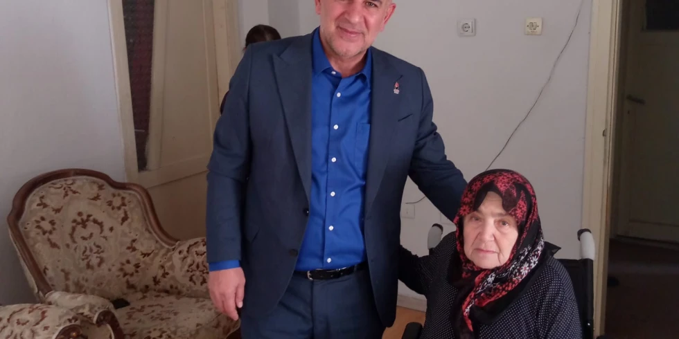 Zafer Partisi’nden Anlamlı Destek: Mehmet Ercan’dan  ihtiyaç sahibine Akülü Sandalye